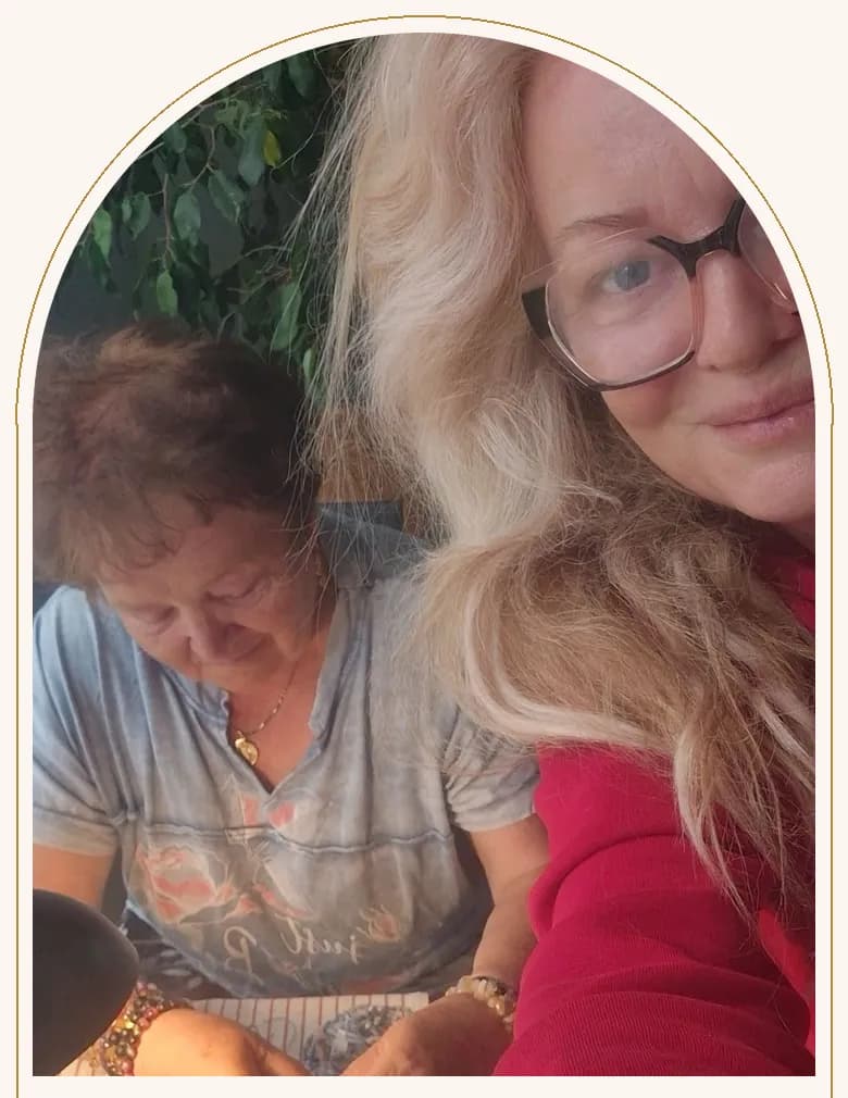 Agnieszka w pracowni, przy stole z koralikami